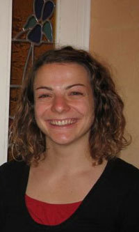 Floriane devant une porte en vitrail réalisée chez un particulier. Floriane devant une porte en vitrail réalisée chez un particulier.