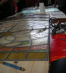 Travail du vitrail traditionnel au plomb. Travail du vitrail traditionnel au plomb.