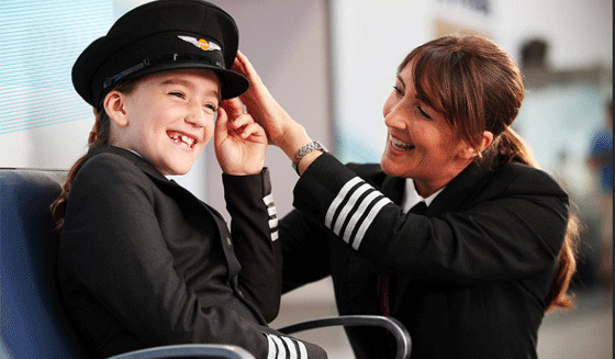 Hannah Revie, qui tourne dans le clip et sa mère, elle-même pilote à Easyjet. Hannah Revie, qui tourne dans le clip et sa mère, elle-même pilote à Easyjet.