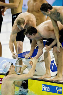 Les relayeurs francais à l'arrivée du 4X100m libre. Photo : FINA