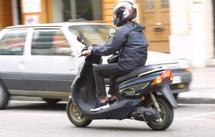 Conducteurs de scooters et petites motos : 7heures de formation obligatoire Conducteurs de scooters et petites motos : 7heures de formation obligatoire