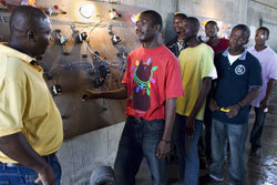 La formation à l'électricité, soutenue par la Fondation Schneider Electric. Photo : Agence Vu.