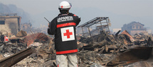 Un secouriste de la Croix-Rouge à Otsuchi, l'un des points les plus touchés de la côté japonaise. Un secouriste de la Croix-Rouge à Otsuchi, l'un des points les plus touchés de la côté japonaise.