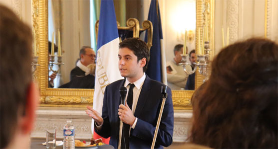 Le secrétaire d'Etat Gabriel Attal rencontre des associations en décembre 2018.© twitter @gabrielattal Le secrétaire d'Etat Gabriel Attal rencontre des associations en décembre 2018.© twitter @gabrielattal