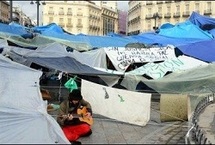 Le campement de la Puerta del Sol à Madrid Le campement de la Puerta del Sol à Madrid