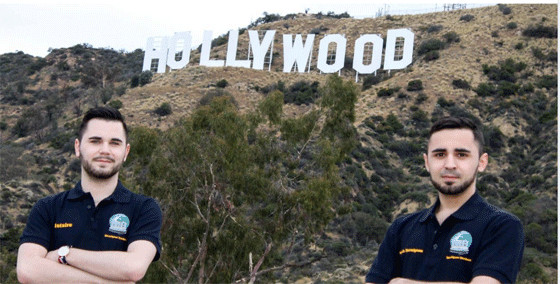 Clotaire (à g.) et Corentin Marmignon sur la colline de Hollywood, durant leurs stages aux USA.