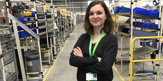Estelle sur son lieu de travail, dans l'usine où elle est apprentie ingénieure. © SETBT - Schneider Electric Estelle sur son lieu de travail, dans l'usine où elle est apprentie ingénieure. © SETBT - Schneider Electric