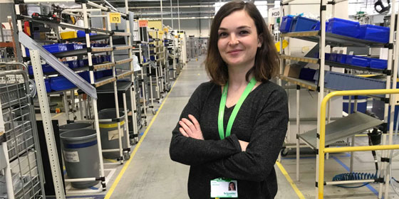 Estelle sur son lieu de travail, dans l'usine où elle est apprentie ingénieure. © SETBT - Schneider Electric