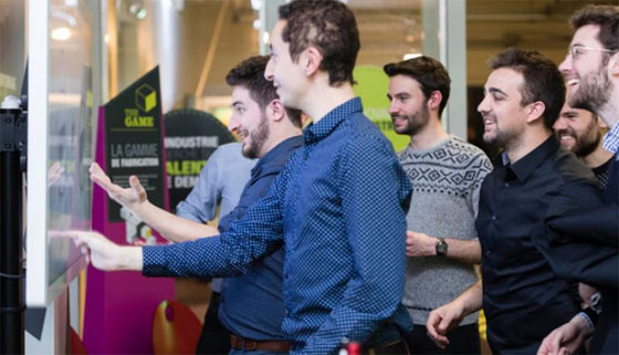 Des jeunes au salon smile-idf.fr qui fait découvrir les métiers de l'industrie. Des jeunes au salon smile-idf.fr qui fait découvrir les métiers de l'industrie.