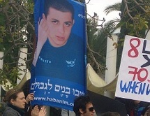 Des Israéliens demandent la libération de Gilad Shalit. Des Israéliens demandent la libération de Gilad Shalit.