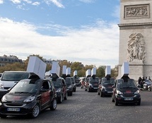 Défilé Tueurs Payeurs place de l'Etoile à Paris.