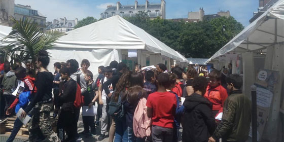 Des classes de collégiens sur le salon, place Saint-Sulpice. © CIJM