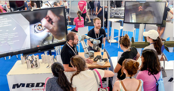 Dans le hall de l'Avion des métiers au Salon du Bourget © SIAE 2017 REA