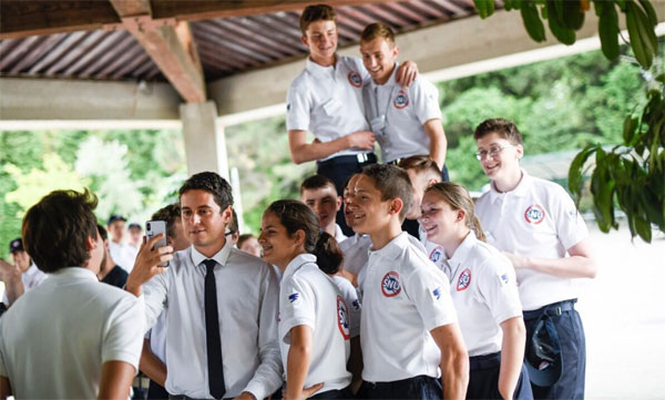 Le secrétaire d'Etat Gabriel Attal avec les jeunes volontaires SNU du Vaucluse Crédit : Twitter @GabrielAttal