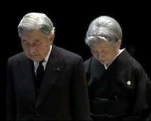 L'empereur du Japon lors de la minute de silence le 11 mars 2012. / Image: BFMTV