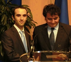 Rémi Campagne (à g.) reçoit le Grand  Prix du VIE Monde du secrétaire d'Etat au Commerce extérieur..