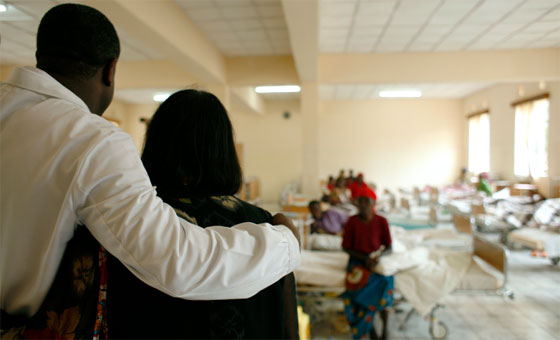A l'hôpital de Panzi, au milieu des femmes qui reçoivent un traitement global. © Fondation Panzi A l'hôpital de Panzi, au milieu des femmes qui reçoivent un traitement global. © Fondation Panzi
