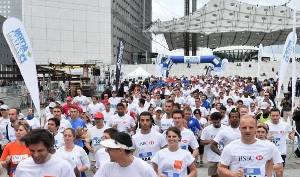 Action contre la faim : 3000 personnes courent sur le parvis de La Défense