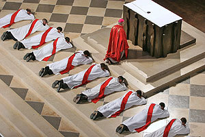 Rite de la prosternation au cours d'une ordination à Notre-Dame de Paris (photo : Godong)