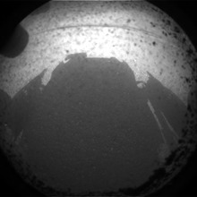 Premières images de Mars avec l'ombre de Curiosity.