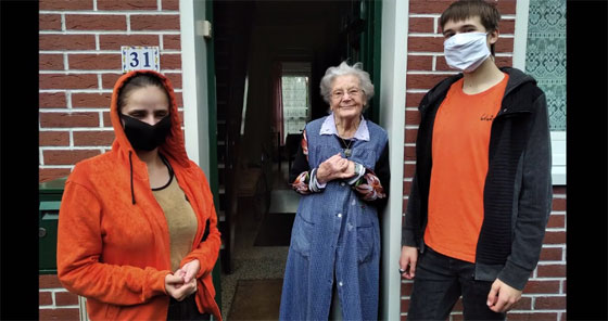 Des volontaires d'Unis-Cité Coeur de Flandre en visite à une personne âgée isolée. © Capture écran Youtube Unis-Cité