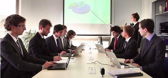 Des étudiants déjà en position professionnelle à la junior-entreprise de l'ISEP. Des étudiants déjà en position professionnelle à la junior-entreprise de l'ISEP.