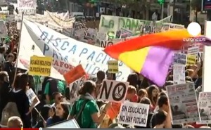 Les lycéens et étudiants espagnols manifestent pour demander des profs