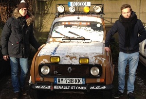 Romain et Amaury devant leur 4L sous la neige du Nord avant les sables du Sahara.