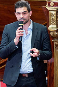 Jérémy Wies reçoit le Grand prix des cités en 2014 au Sénat.