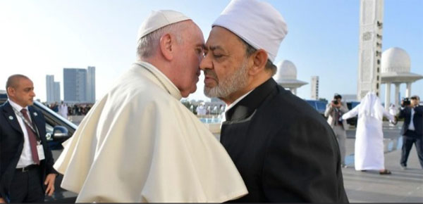 Accolade entre le Pape François et le Grand Imam d'Al-Azhar à Abou Dhabi, le 4 février 2019 © Vatican Média Accolade entre le Pape François et le Grand Imam d'Al-Azhar à Abou Dhabi, le 4 février 2019 © Vatican Média