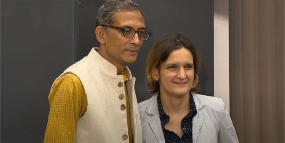 Esther Duflo et son mari Abhijit Banerjee, en 2019 à la tribune du MIT après l'annonce de leur Prix Nobel d'économie. © capture d'écran Youtube / MIT