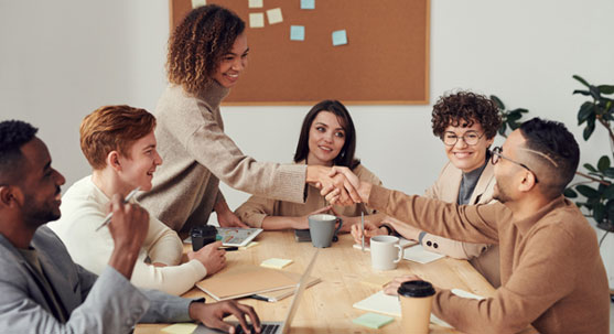 En se donnant pour un but commun, le leader peut générer une cascade de dons © Fauxels / Pexels En se donnant pour un but commun, le leader peut générer une cascade de dons © Fauxels / Pexels
