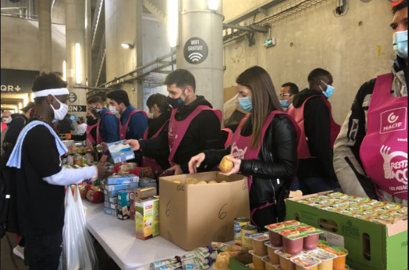 Distribution alimentaire par les Restos du Coeur, au vélodrome de Marseille, le 26 mars. © madeinmarseille
