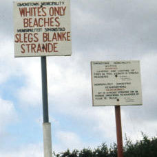 Plages réservées aux Blancs. Sous l'apartheid, on trouve ce type de panneau dans tous les lieux publics (Photo Unesco).