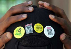 Pins demandant la libération de Mandela.