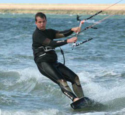 Un diplômé de l'Ensait a conçu un textile nouveau pour les combinaisons de kitesurf.