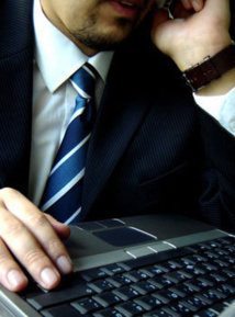 Cravate unie avec chemise à rayures Cravate unie avec chemise à rayures