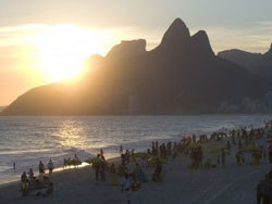 Sur la plage mythique de Copacabana.