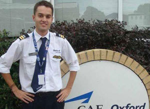 Ryan devant l'école de pilotage d'Oxford. Ryan devant l'école de pilotage d'Oxford.