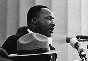 Martin Luther King prononçant son discours, le 28&nbsp;août 1963. Photo : Wikimedia