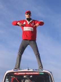 Antoine sur le toit de sa chère 4L aux couleurs de ses sponsors Antoine sur le toit de sa chère 4L aux couleurs de ses sponsors