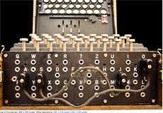 Machine dite "Enigma", très utilisée durant la seconde guerre mondiale pour chiffrer l'information. (Wikimedia)