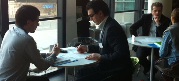 Rencontre entre jeunes diplômés et cadres organisée par Le Café de l'avenir. Rencontre entre jeunes diplômés et cadres organisée par Le Café de l'avenir.