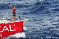 Maud Fontenoy franchit la ligne d'arrivée à bord de son voilier