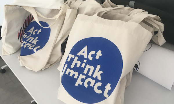 Les incontournables tote bags déclinent le slogan de la grande école.