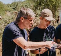 Patrice Valantin (à g.), avec des stagiaires Irvin.