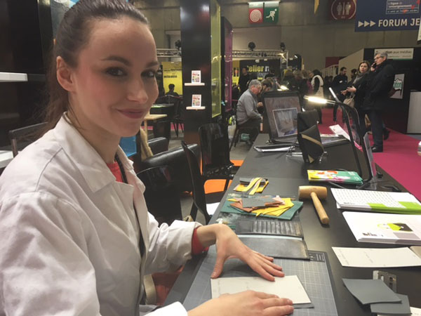 Camille est apprentie chez Hermès. Ici au salon de l'éducation 2016. Photo : reussirmavie.net Camille est apprentie chez Hermès. Ici au salon de l'éducation 2016. Photo : reussirmavie.net