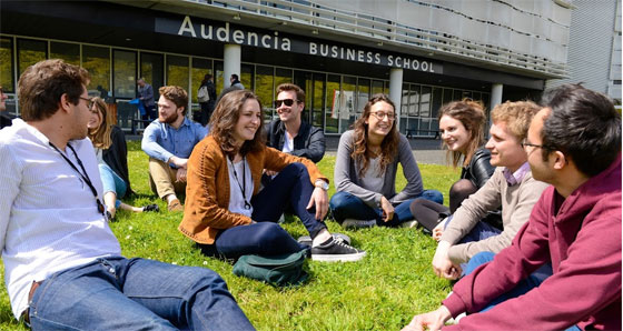Etudiants à Audencia Business School à Nantes. © F. Sénard / Audencia