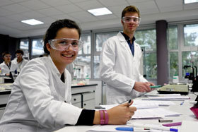 Etudiants dans les labos d'HEI.