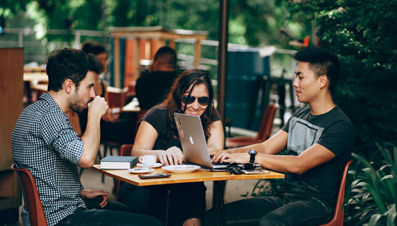 Par leurs projets et leurs engagements, les étudiants ont déjà fait entrer ces sujets dans les établissements © Helena Lopes / Pexels